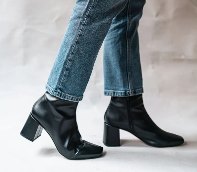 Alohas este un brand de &icirc;ncălțăminte modernă care reușește să &icirc;mbine moda responsabilă cu eleganța
